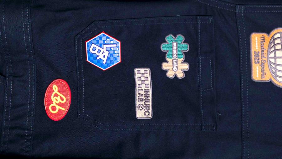 Diverse patch 3DTI con effetto ricamo e rilievo, applicate su tessuto jeans