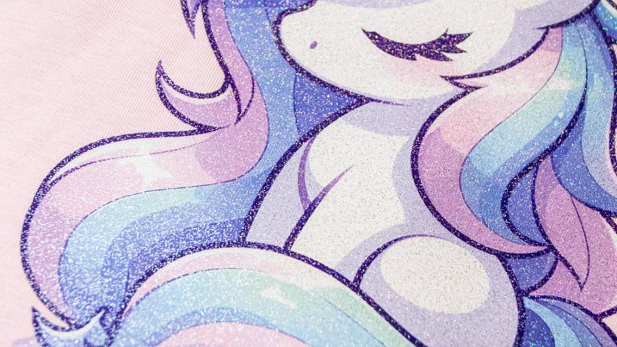 Dettaglio stampa DTF glitter unicorno su tessuto rosa