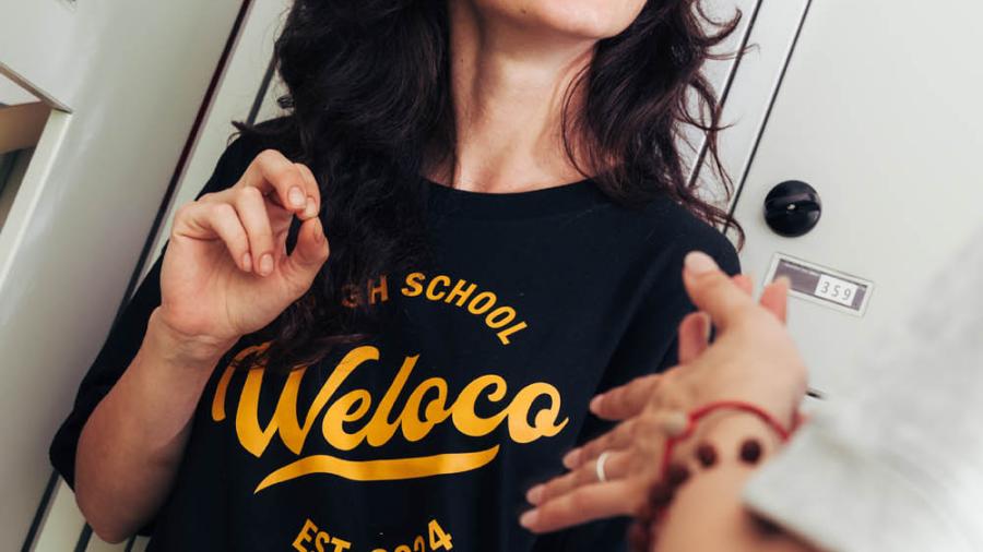 dettaglio stampa logo Weloco su t-shirt nera Back to School