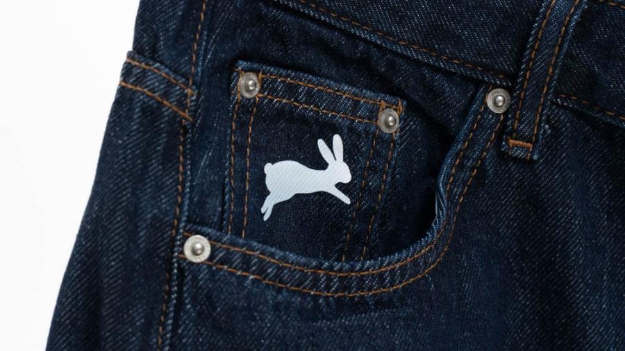 dettaglio patch stampato tecnologia DTI su denim