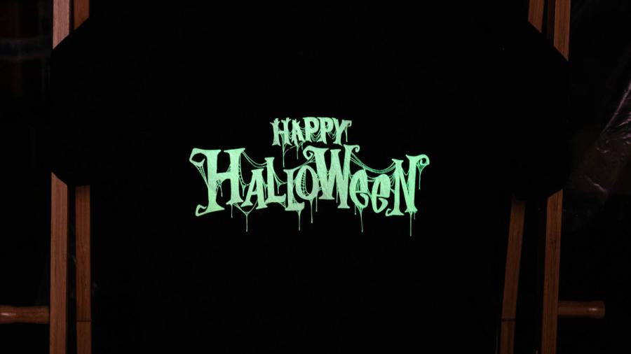 Maglietta DTF glow in the dark Happy Halloween fotografata al buio