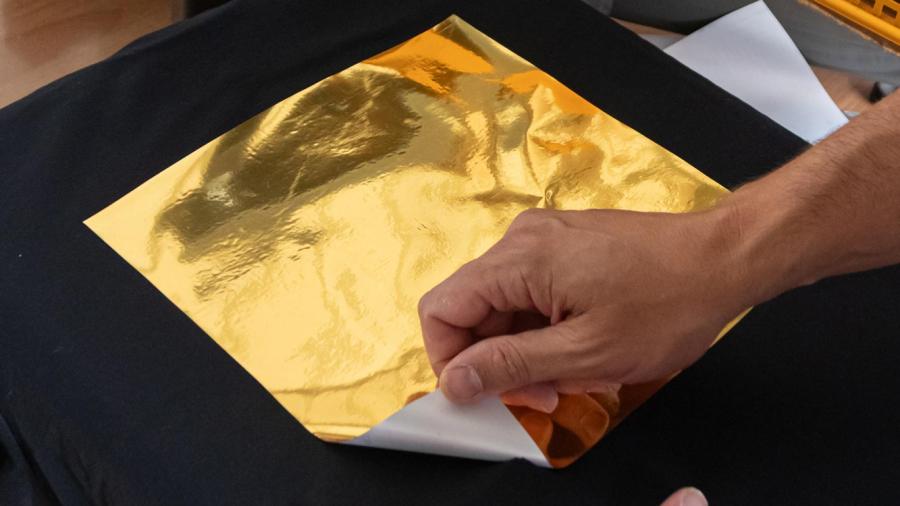 Posizionamento del transfer DTF Gold Foil sulla superficie