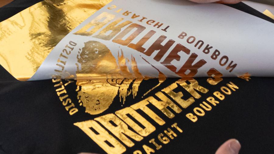 Pressatura a caldo per 10-15 secondi e rimozione del transfer DTF