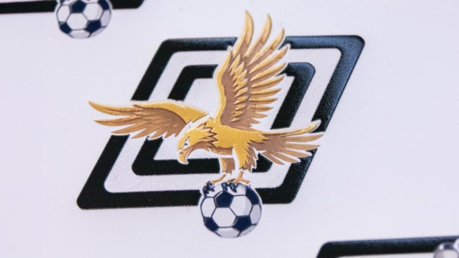 Logo in rilievo con patch 3D su capo sportivo