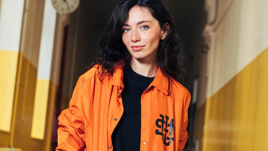 studentessa con giacca arancione e t-shirt nera personalizzata Weloco