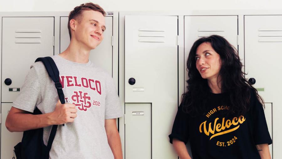 studenti ai armadietti con t-shirt personalizzata Weloco Back to School