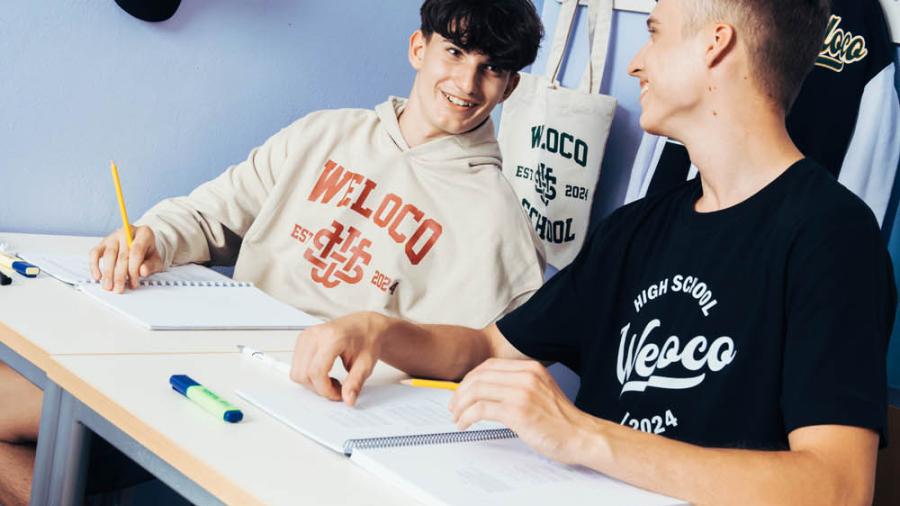 studenti in classe con t-shirt personalizzata Weloco Back to School