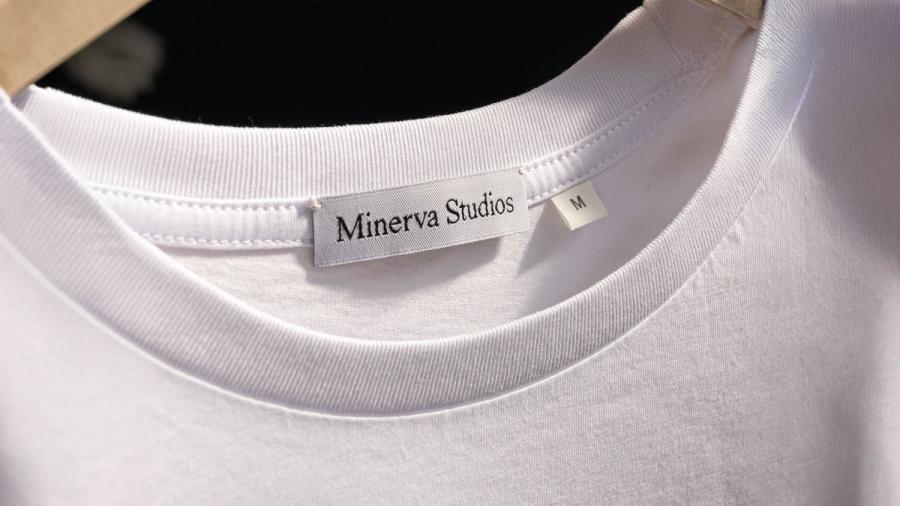 etichetta di un brand personalizzato su maglietta bianca