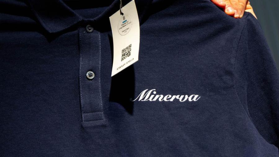 T-shirt personalizzata con DTF per staff negozio