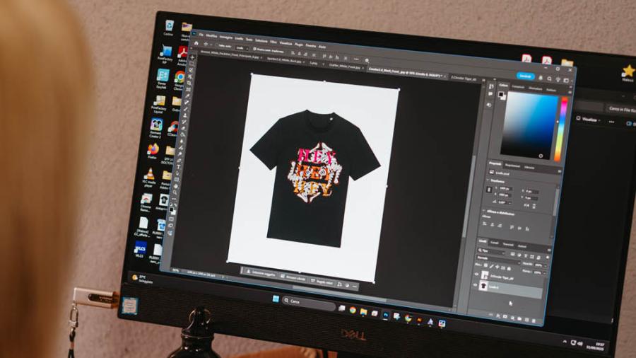 Preparazione al computer della grafica per una t-shirt personalizzata