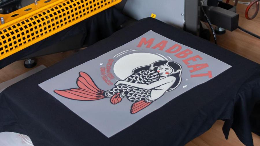 Trasnfer DTF con illustrazione di una sirena da stampare con termopressa su t-shirt nera