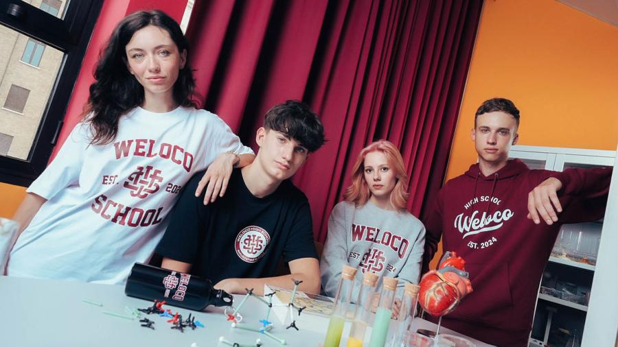 studenti con felpa e t-shirt scolastica personalizzata Weloco Back to School
