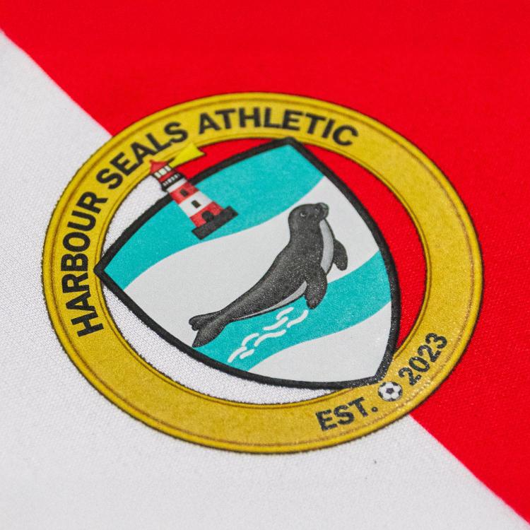 Logo ottenuto con stampa DTF Subli Shield e applicato mediante colla bianca