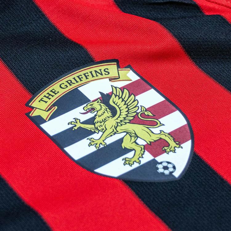 Logo ottenuto con stampa DTF Subli Shield e applicato mediante colla nera