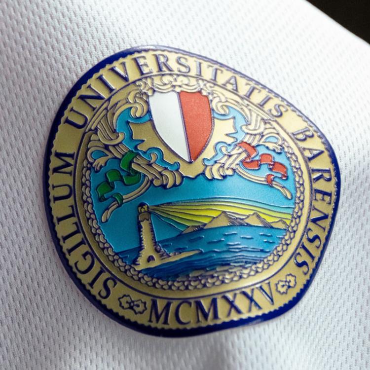 Dettaglio che mostra la flessibilità di una patch TPU UV applicata su una t-shirt