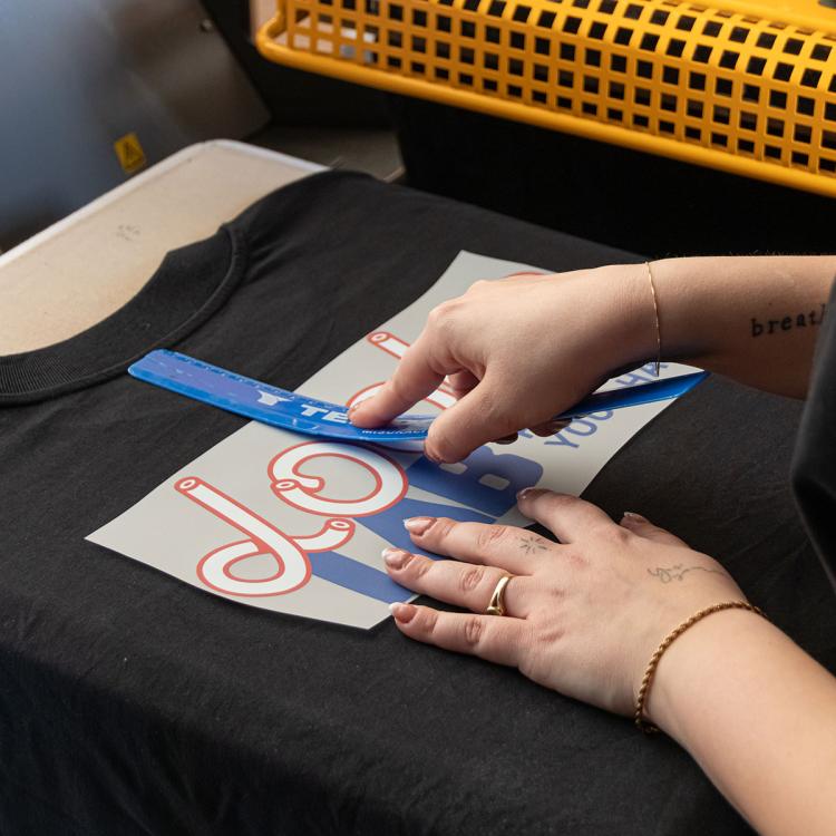 posizionamento transfer DTF su maglietta