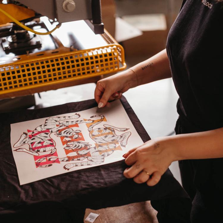 Applicazione di un transfer DTF su una t-shirt con termopressa