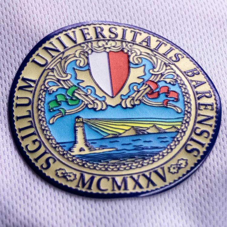 Patch 3D applicata su tessuto tecnico bianco