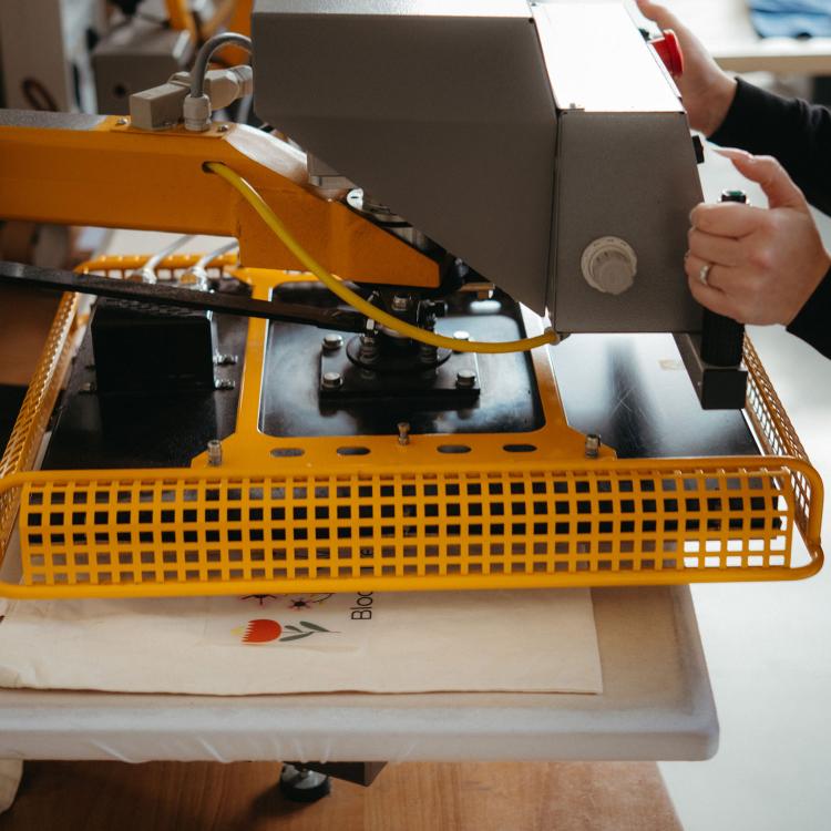 Applicazione del calore con termopressa o ferro da stiro per 10-15 secondi