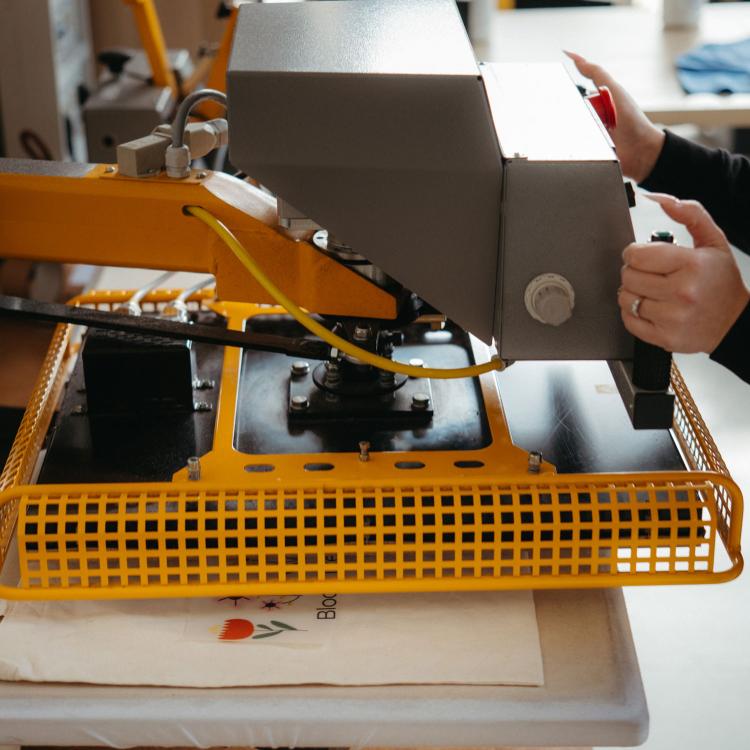 Applicazione del calore con termopressa o ferro da stiro per 10-15 secondi