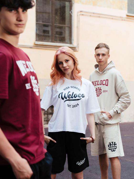 studenti con abbigliamento scolastico personalizzato Weloco