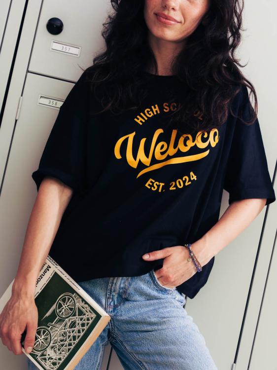 t-shirt nera con stampa logo scuola personalizzata Weloco