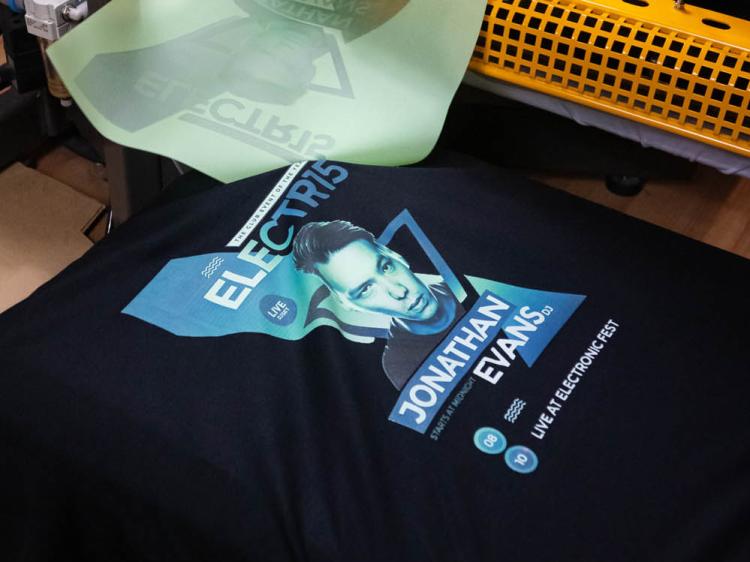 Applicazione transfer DTF glow in the dark con grafica evento