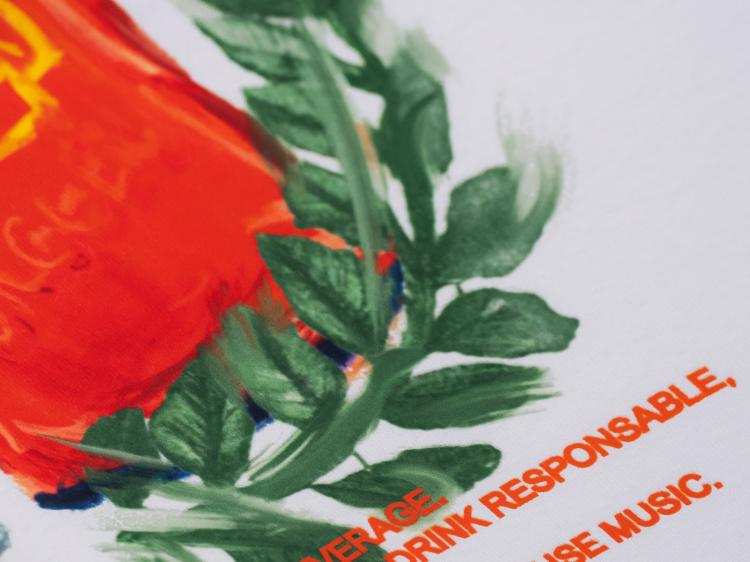 Grafica stampata in DTI perfettamente integrata nella trama di una t-shirt bianca
