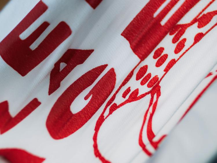 T-shirt con stampa DTI sottoposta a trazione durante un test di elasticità