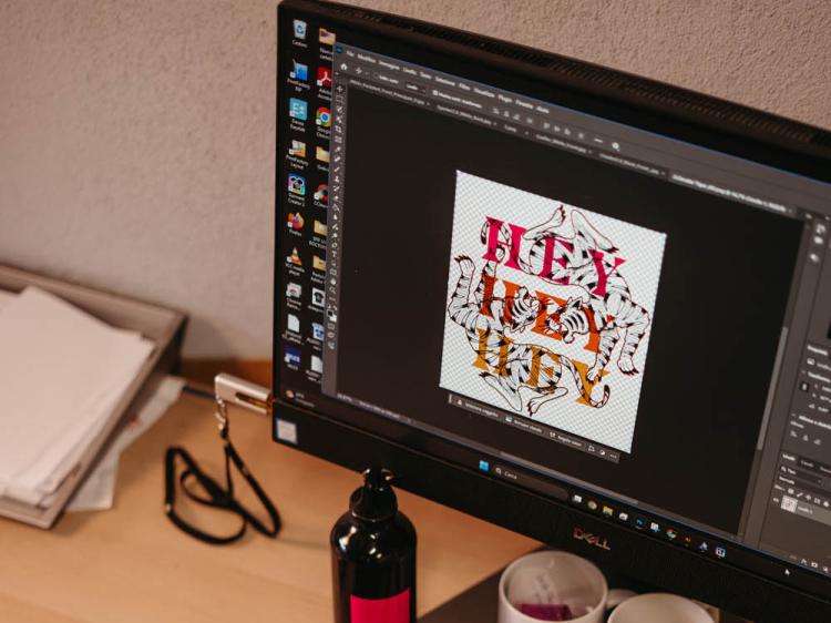 Preparazione al computer del file di stampa per una t-shirt personalizzata