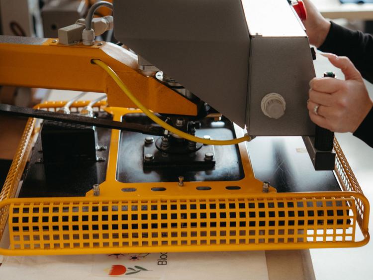 applicazione transfer DTF con termopressa