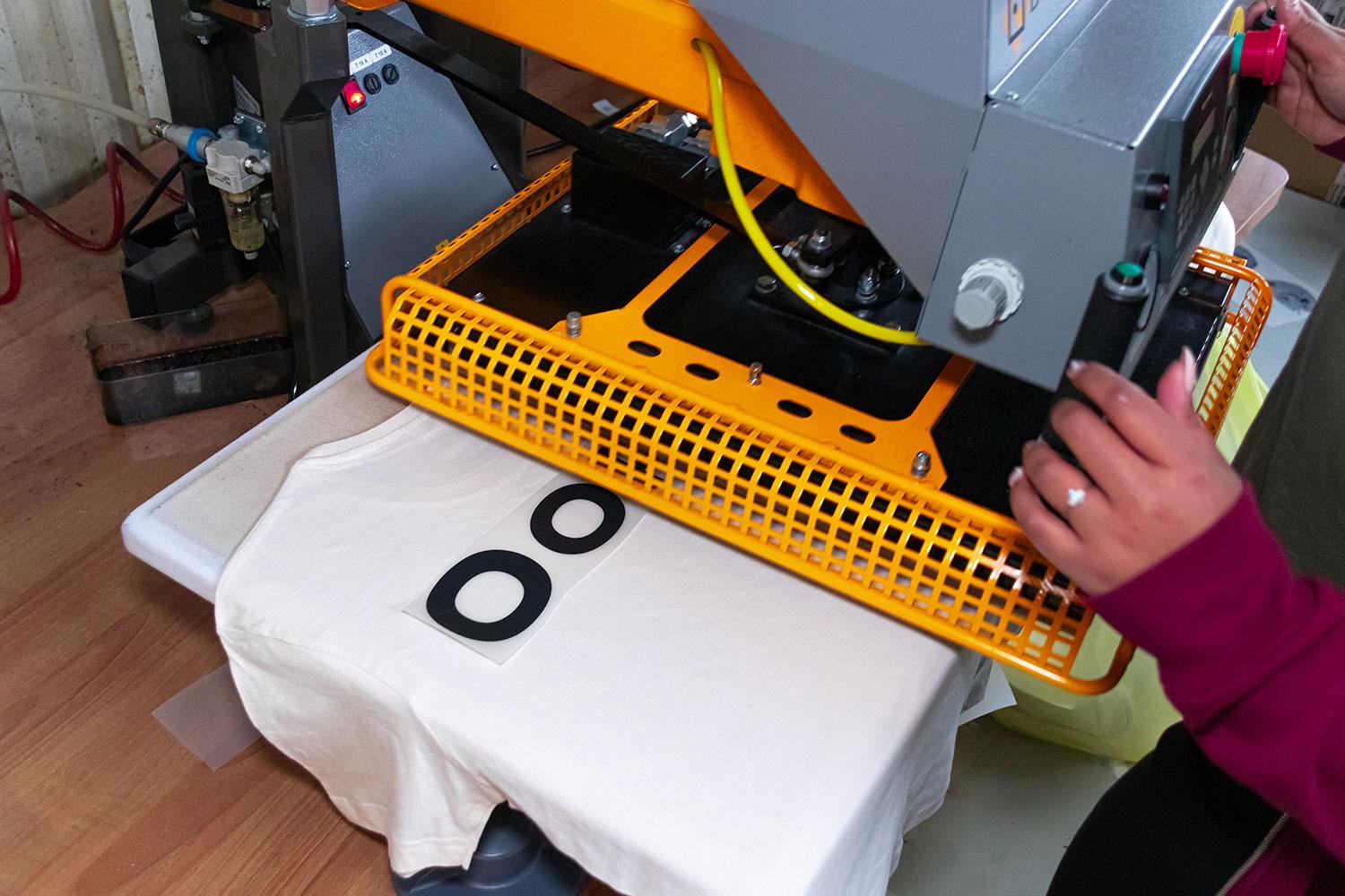 termopressa per applicare transfer DTF su t-shirt