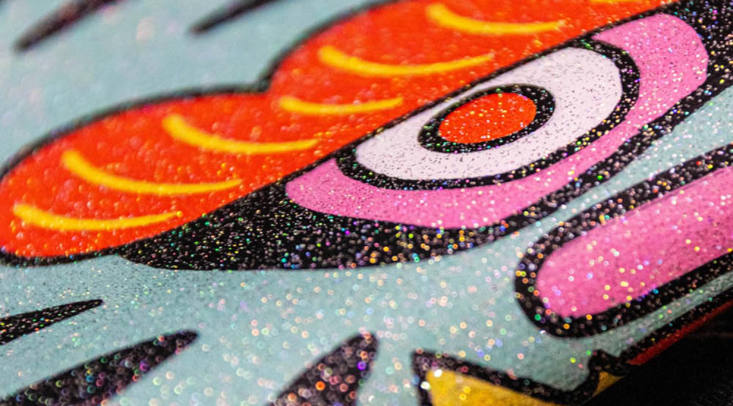 Dettaglio macro texture glitter transfer DTF su tessuto