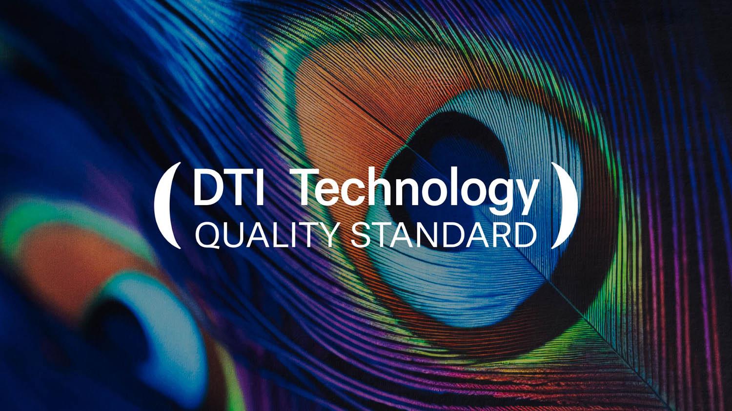 Logo DTI Technology Quality Standard su sfondo con stampa di piuma di pavone colorata