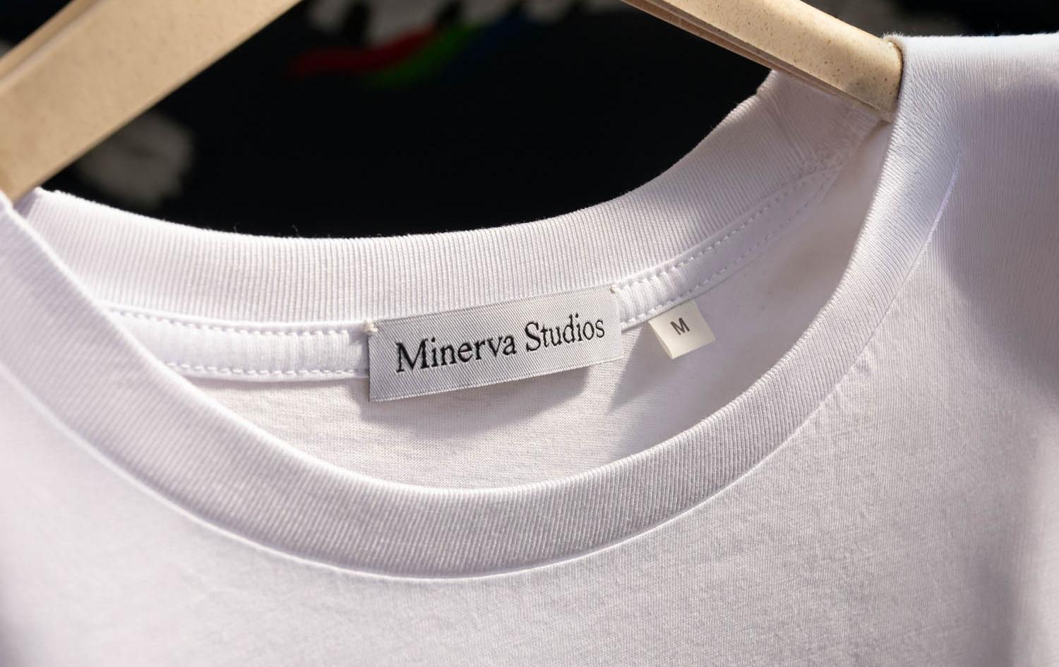etichetta di un brand personalizzato su maglietta bianca