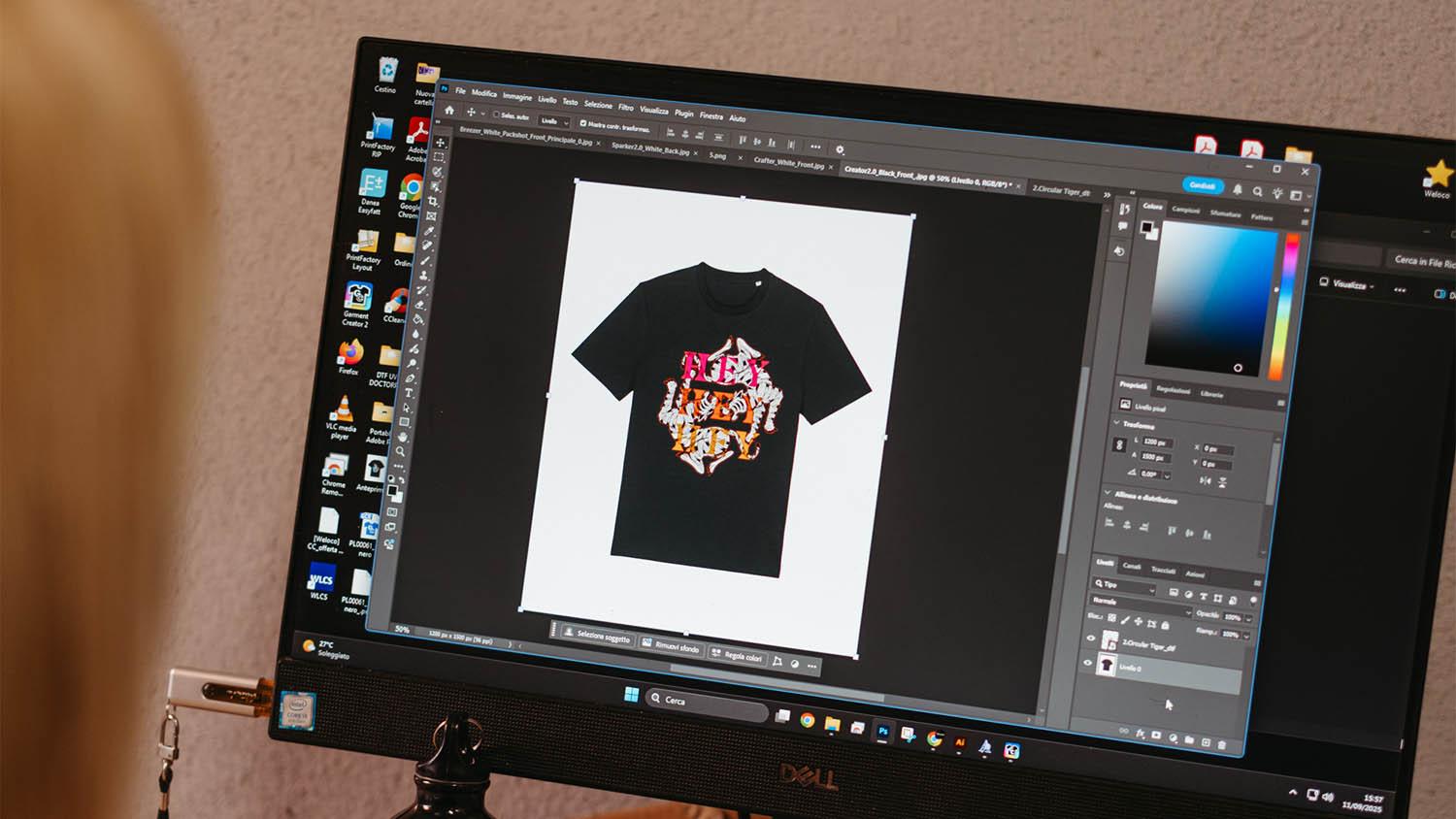 Anteprima del mockup di una t-shirt nera personalizzata con grafica di tigri.