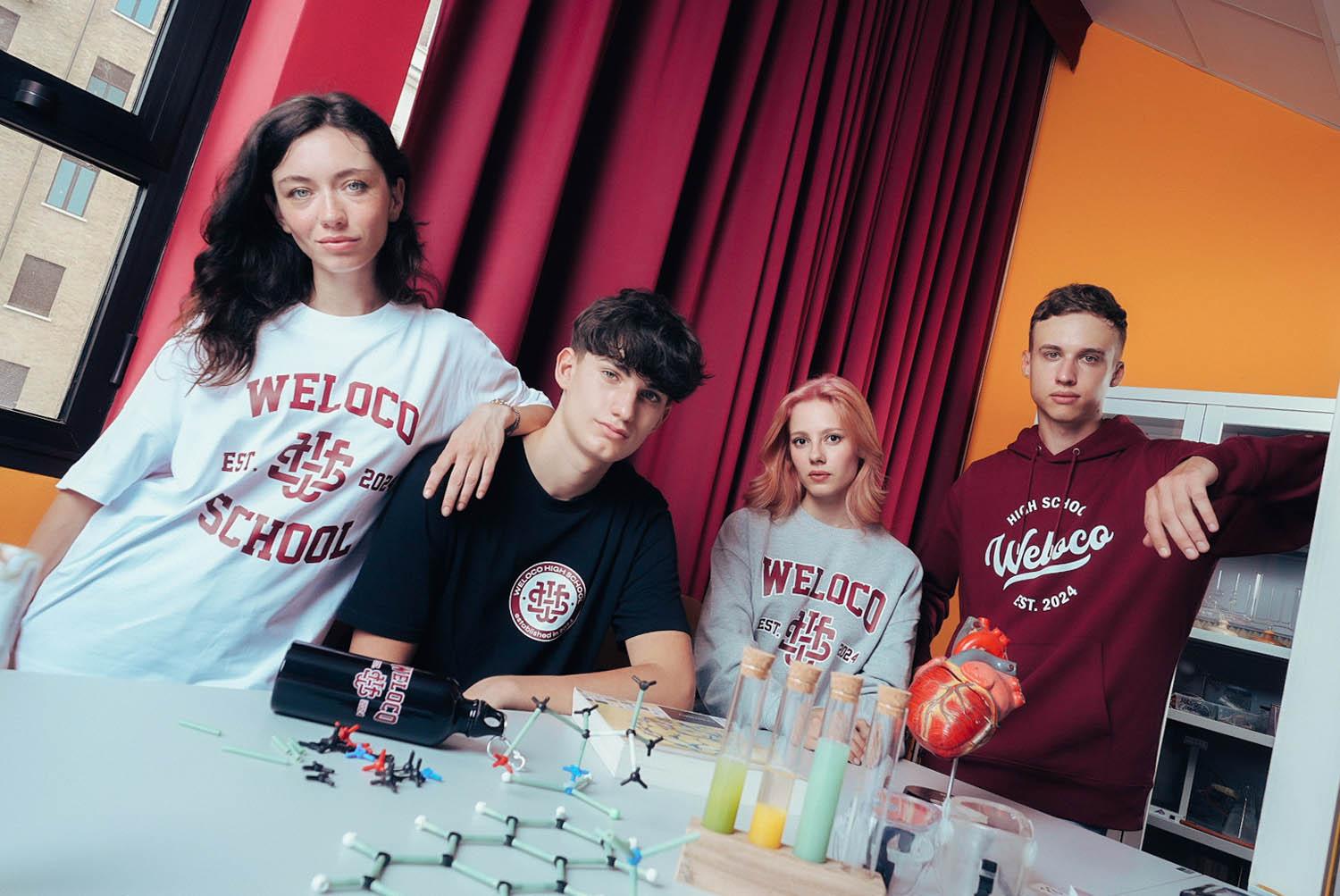 studenti con felpa e t-shirt scolastica personalizzata Weloco Back to School