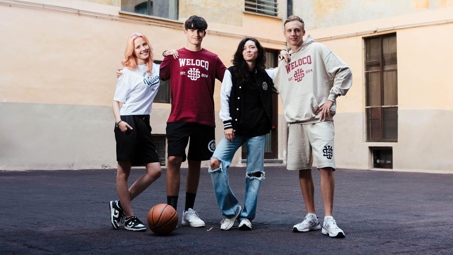 gruppo di studenti con felpa e t-shirt personalizzate Weloco Back to School